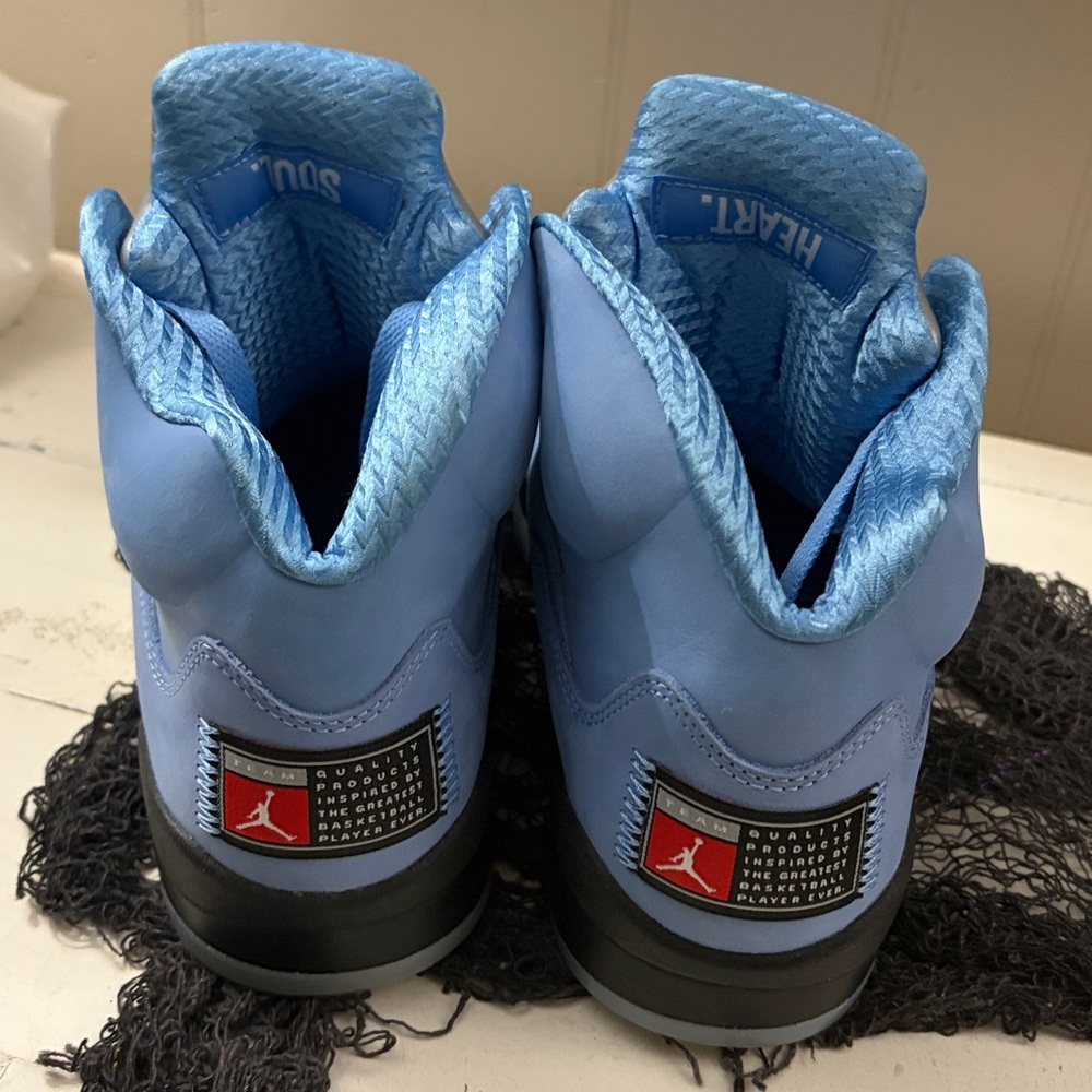 Jordan Athletic Shoes in Light Blue and Black - Picture 4 of 5